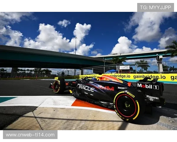 维斯塔潘软胎终极冲刺未果,安东内利沉稳防守锁亚军